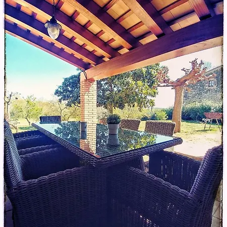 Country house Cal Xaiet Llampaies